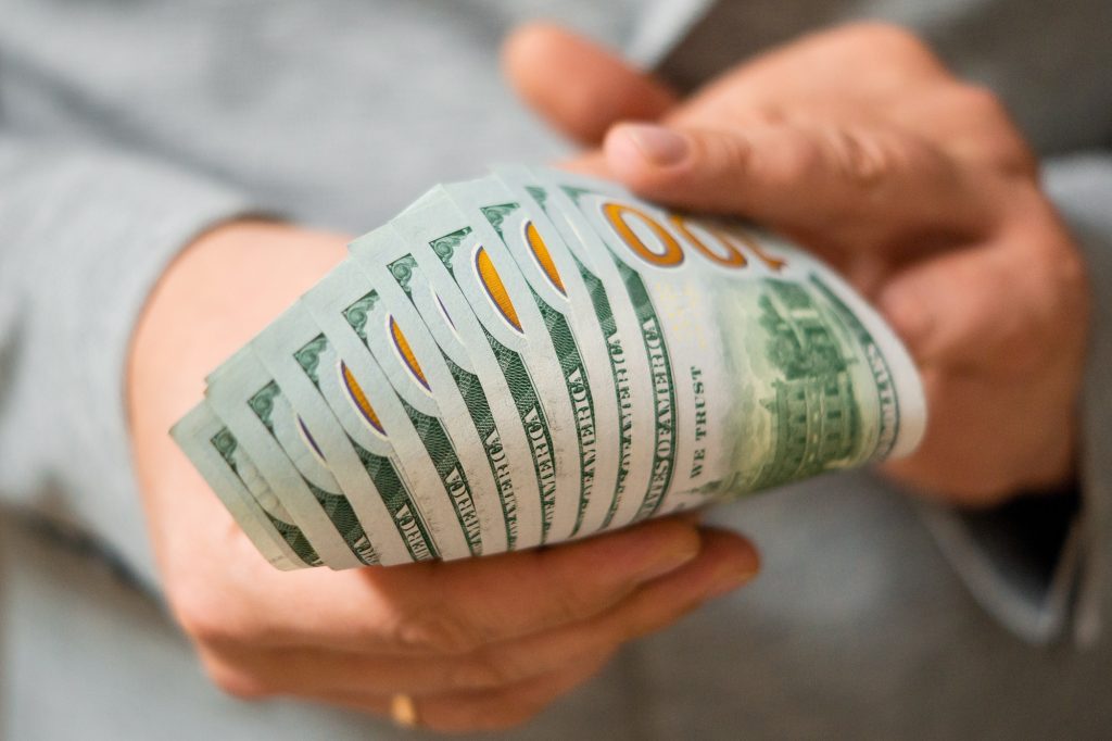 dinero en mano