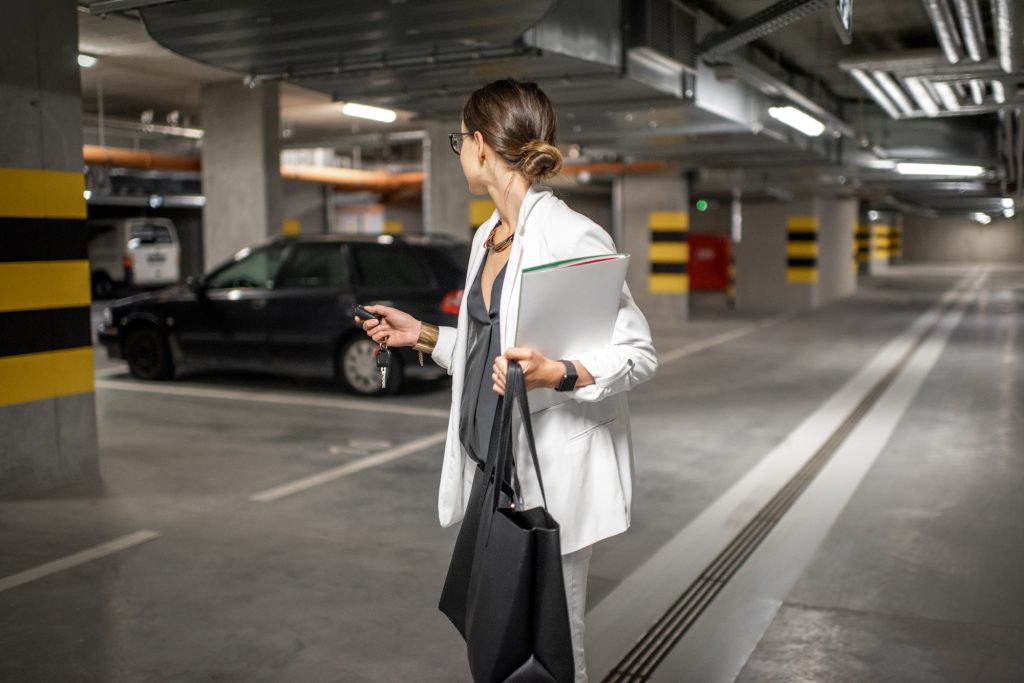 Mujer en el aparcamiento subterráneo